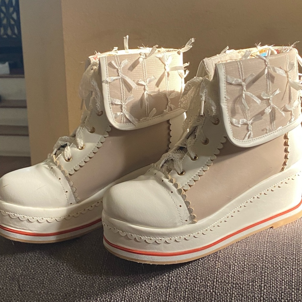 Lolita platform